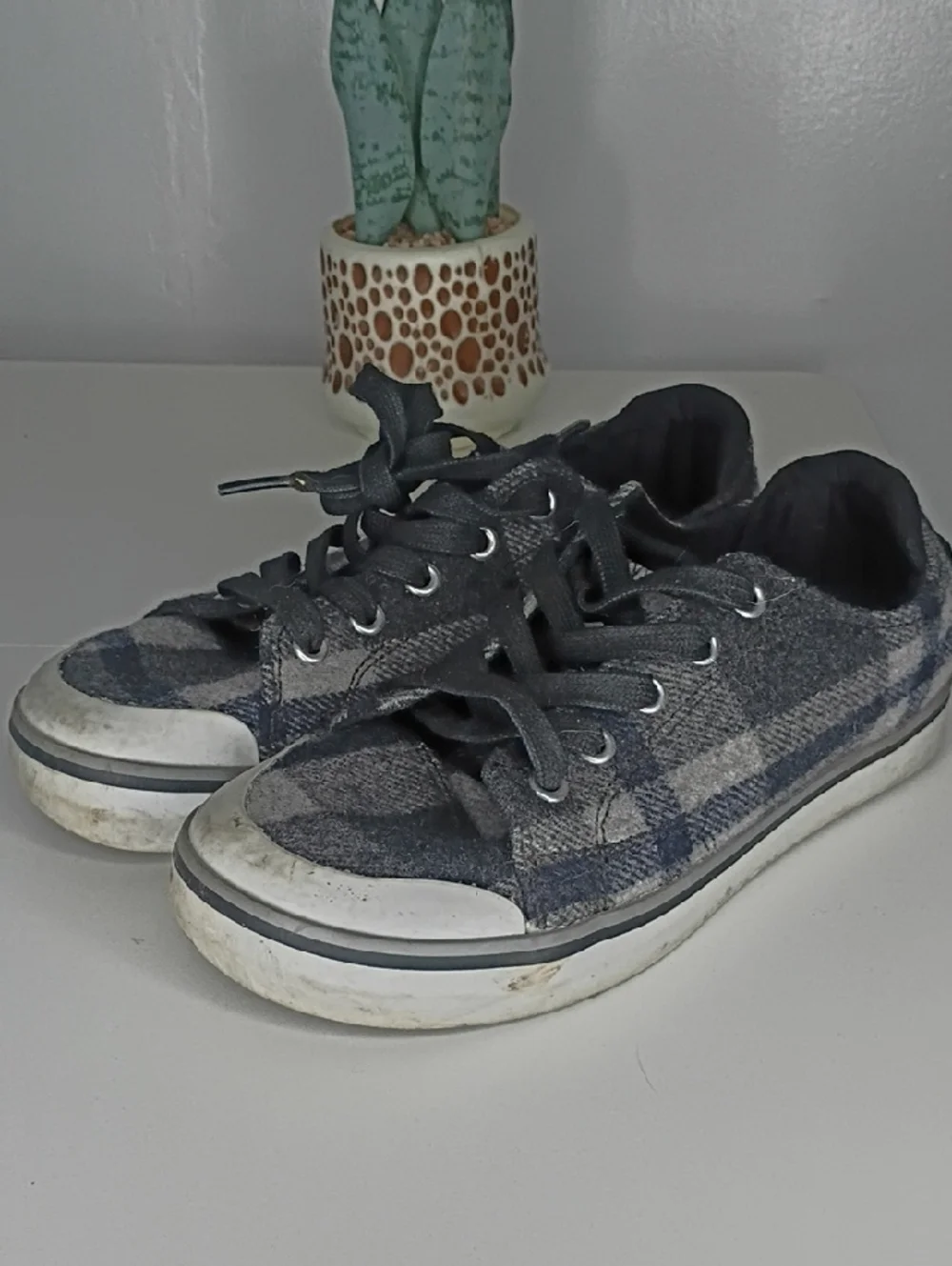 Keen Elsa III plaid wool sneakers in black and gray. Size 6